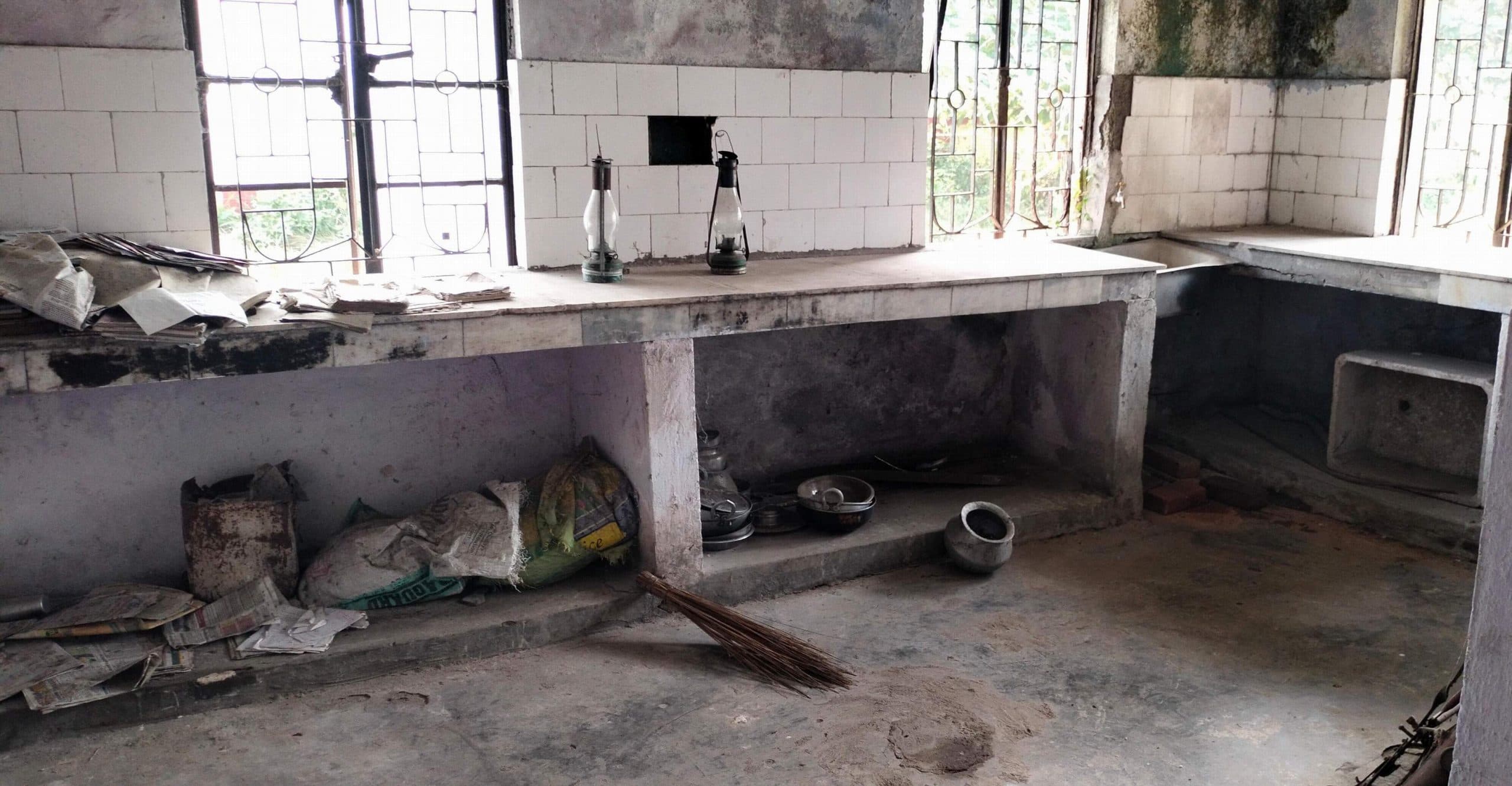 बोकारो : एससी-एसटी पुरुष छात्रावास की स्थिति बेहद खराब, यहां रहने से डरते हैं छात्र