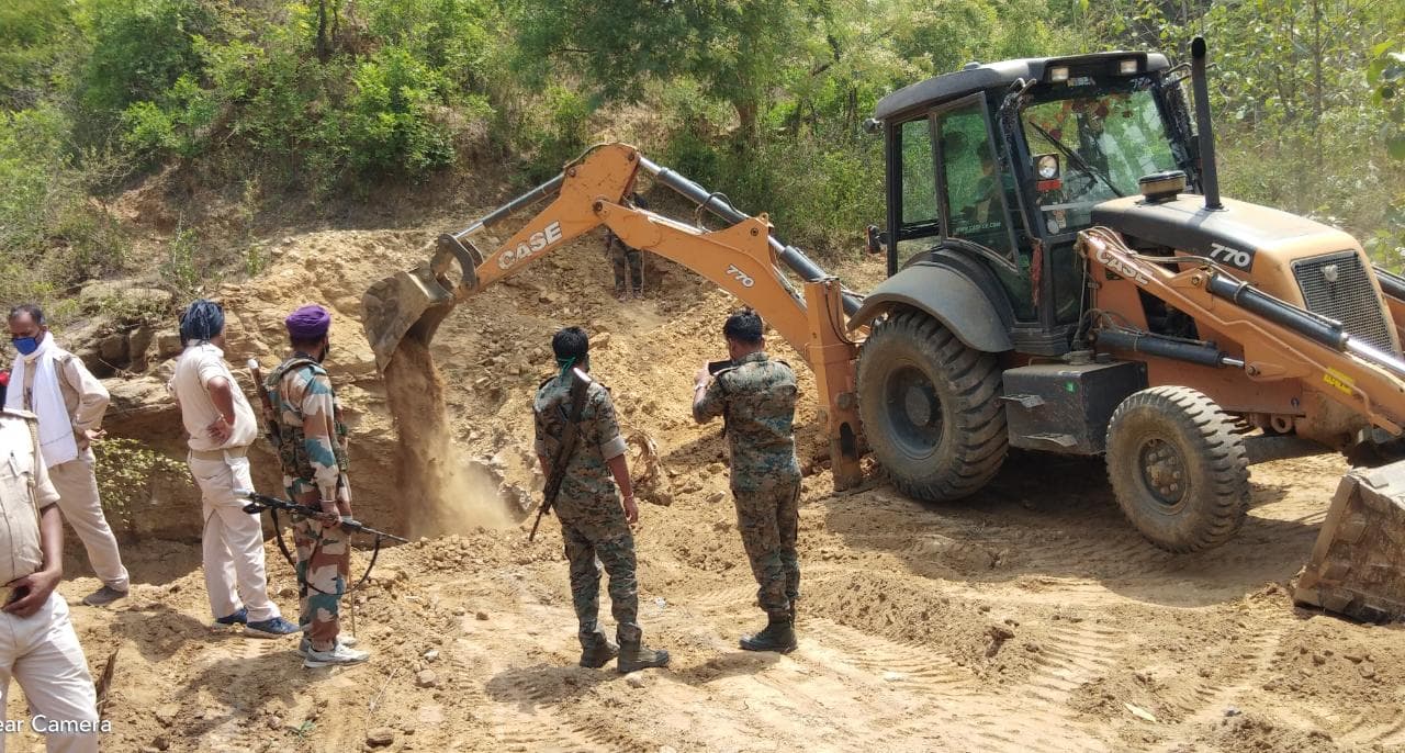 केरेडारी में धड़ल्ले से चल रहा अवैध कोयले का कारोबार, ट्रैक्टरों से रात भर होती है ढुलाई