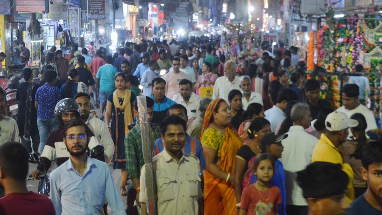 PHOTOS: भागलपुर बाजार में धनतेरस पर उमड़ी भीड़, जमकर हुई खरीदारी, 400 करोड़ का हुआ कारोबार