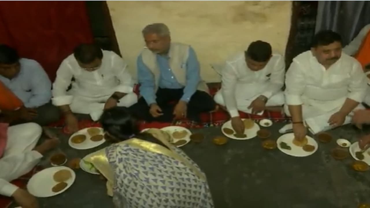 काशी पहुंचे विदेश मंत्री एस जयशकंर ने दलित कार्यकर्ता के घर किया नाश्ता, G-20 समिट में शामिल होंगे CM योगी