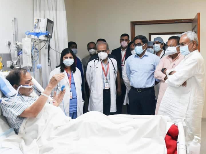 सांस लेने में दिक्कत के बाद आचार्य किशोर कुणाल मेदांता में भर्ती, मिलने पहुंचे सीएम नीतीश कुमार