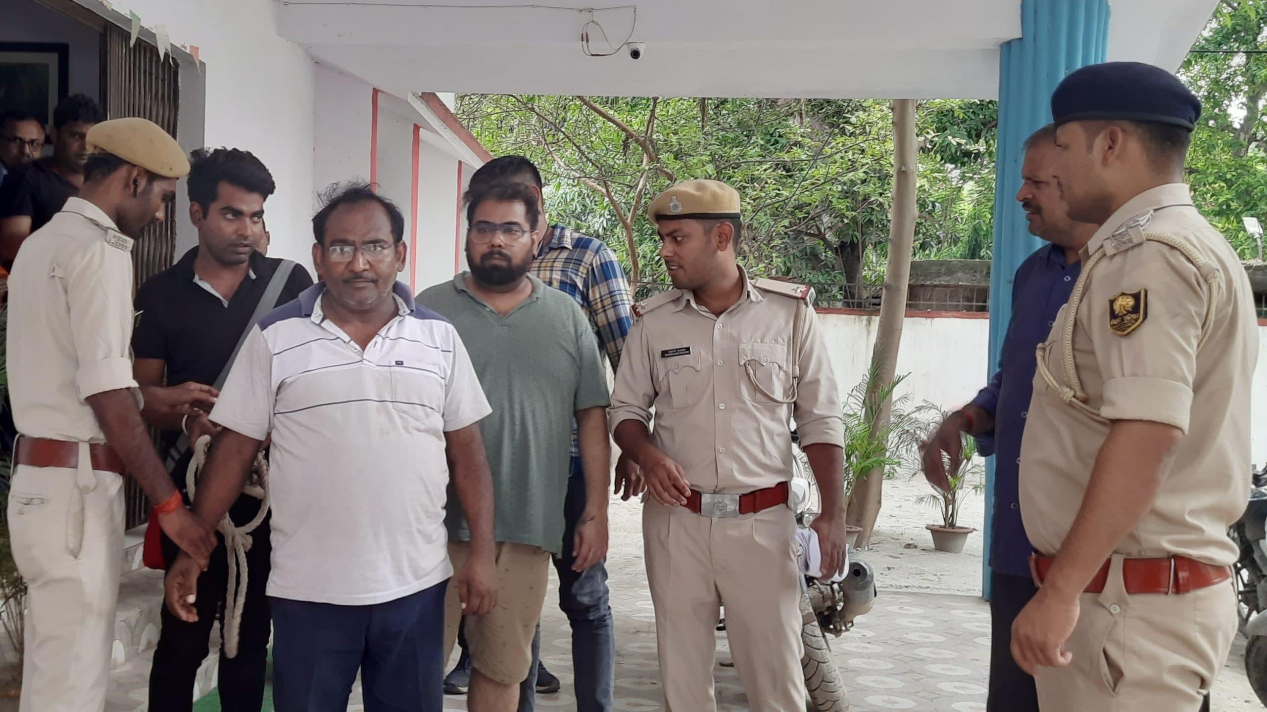 छपरा में वन विभाग की टीम ने दो दुकानों पर की छापेमारी, हिरण का सींग, भालू का नाखून और बाघ की खाल बरामद