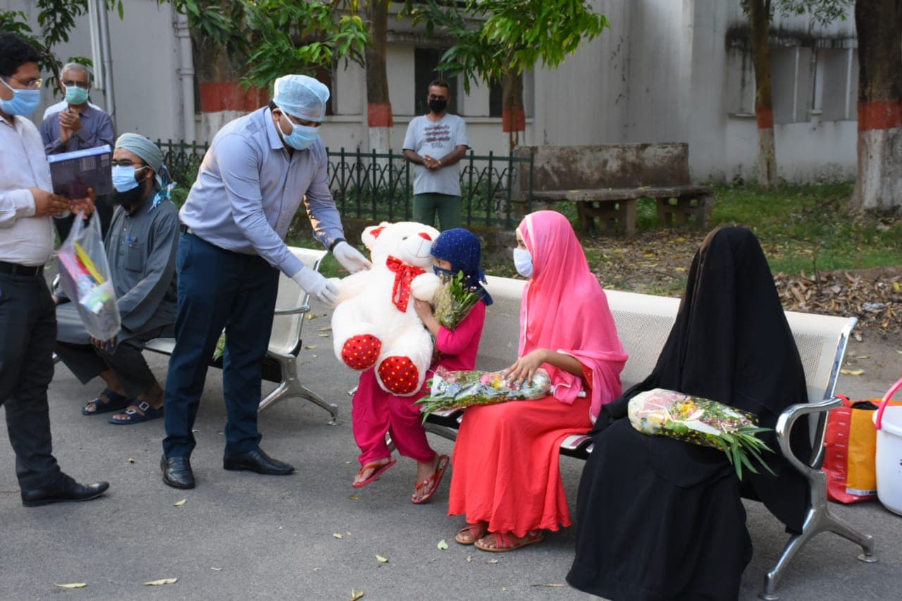 बोकारो के चार मरीजों ने कोरोना से जीती जंग, ताली बजाकर किया गया स्वागत