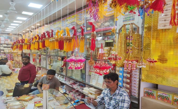 मुजफ्फपुर में राखियों से सजा बाजार, खूब बिक रही आरती थाली राखी