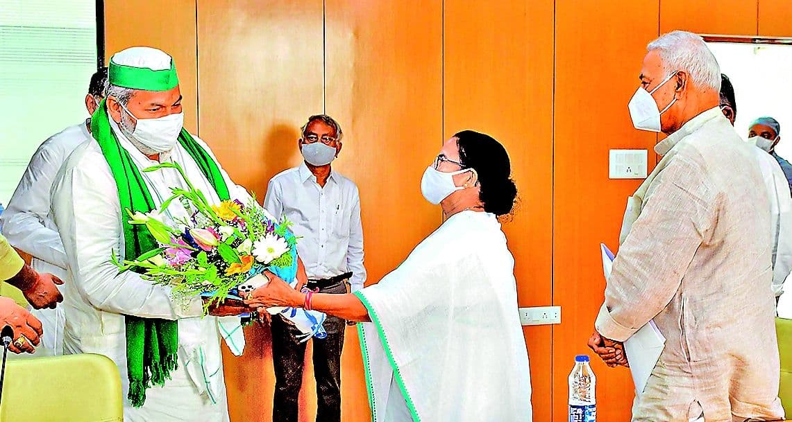 टिकैत से मुलाकात के बाद मोदी सरकार के खिलाफ ममता ने खोला मोर्चा, कहा- कृषि कानून वापस लेना ही होगा