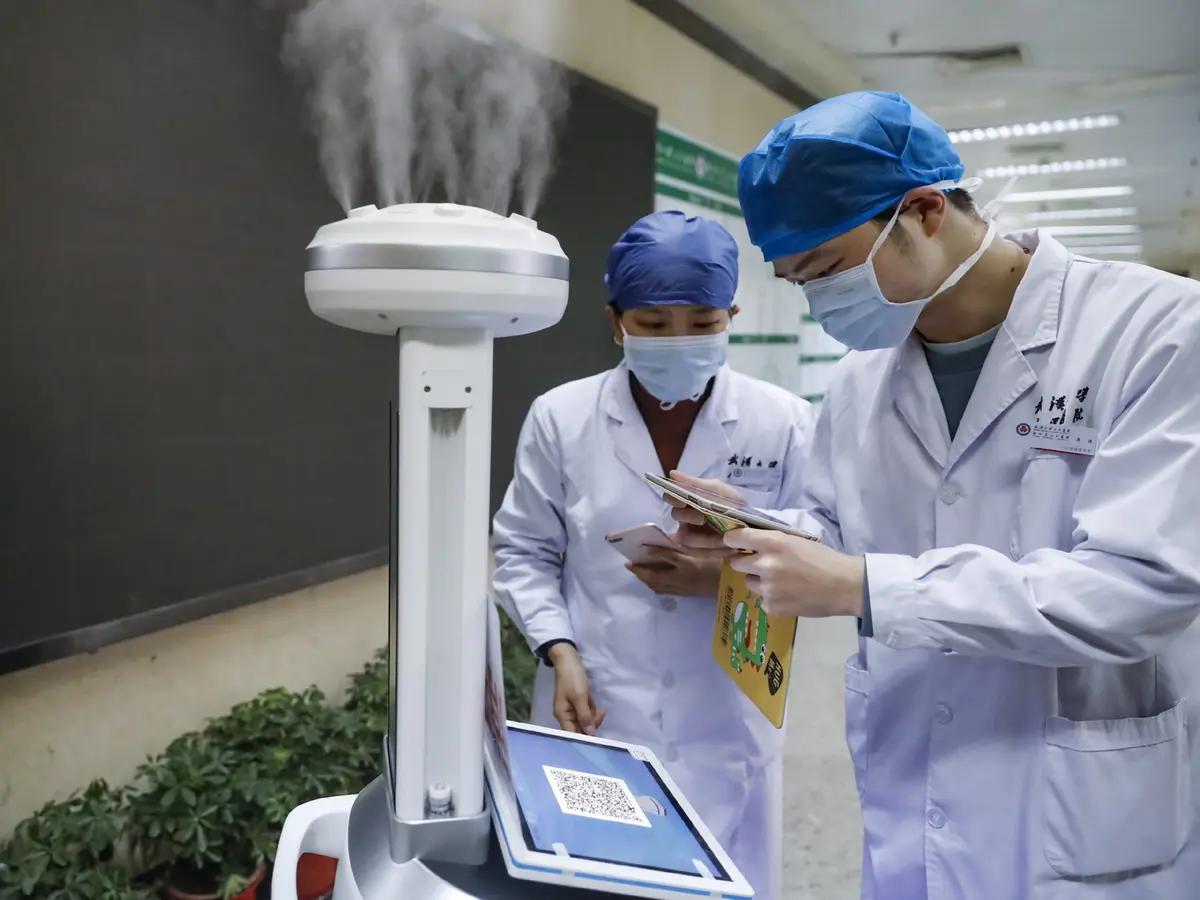 CoronaVirus Outbreak : рдХреЛрд░реЛрдирд╛ рд╡рд╛рдпрд░рд╕ рдкреЙрдЬрд┐рдЯрд┐рд╡ рд╢рдЦреНтАНрд╕ рдХреЗ рд╕рд╛рде рд╕реЗрд▓реНтАНрдлреА рд▓реЗрдиреЗ рд╡рд╛рд▓реЗ 6 рдЕрдзрд┐рдХрд╛рд░реА рд╕рд╕реНтАНрдкреЗрдВрдб
