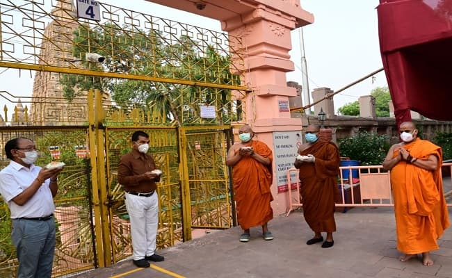महाबोधी मंदिर में गाइडलाइन का उल्लंघन, लाल पत्थर पर जुटे सैकड़ों बौद्ध श्रद्धालु, स्थानीय लोग नाराज