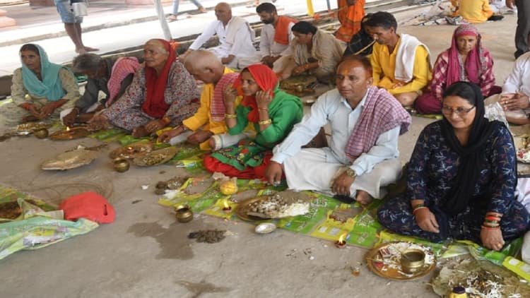 Pitru Paksha: इस पहाड़ पर जोर से हंसने मात्र से पितरों को मिलती है मोक्ष, 676 सीढ़ियां चढ़ जाते है लोग