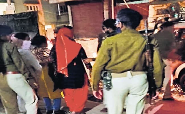 नशीली दवा खिला बनाता था वीडियो, फिर ब्लैकमेल कर कराता था गंदा काम, दो महिलाओं समेत पांच गिरफ्तार