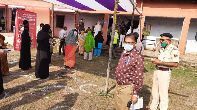 Bihar Election News: पहला वोटर बनने की हसरत रह गई अधूरी, बूथ पर मतदान के पहले खैनी कारोबारी की थमी सांसें