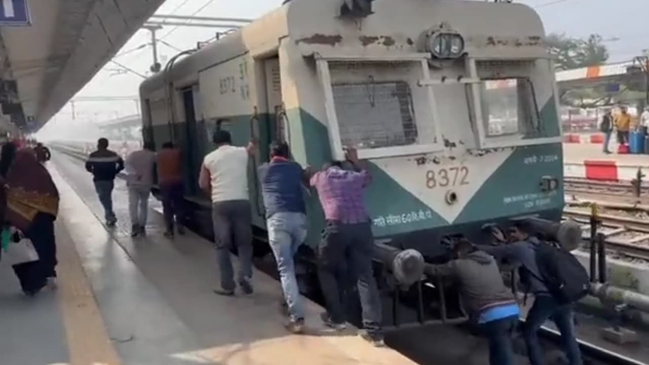 UP के बरेली जंक्शन पर रेल इंजन को धक्का देकर चलाने का वीडियो वायरल, सोशल मीडिया पर रेलवे की फजीहत