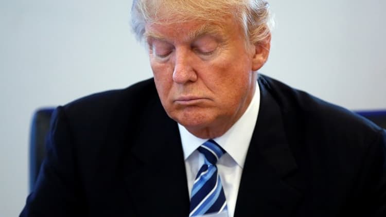 US elections 2024: डोनाल्ड ट्रंप की सुरक्षा में फिर से बड़ी चूक, रैली में घुस कर हंगामा करने लगा शख्स