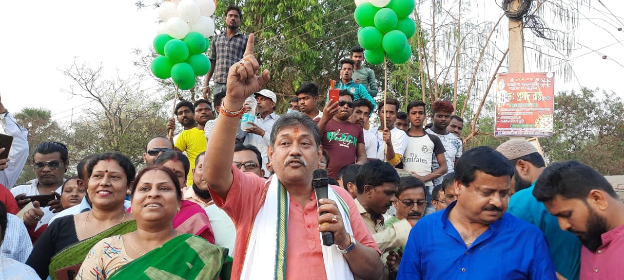 टीएमसी प्रत्याशी नरेंद्र नाथ चक्रवर्ती ने रैली निकाल कर दी बीजेपी को चुनौती, दिखाई अपनी ताकत