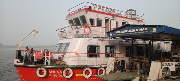 पटना के गांधी घाट पर पहुंचा MV Ganga, मरम्मत के बाद नये साज सज्जा में फ्लोटिंग रेस्टोरेंट, देखें तस्वीरें