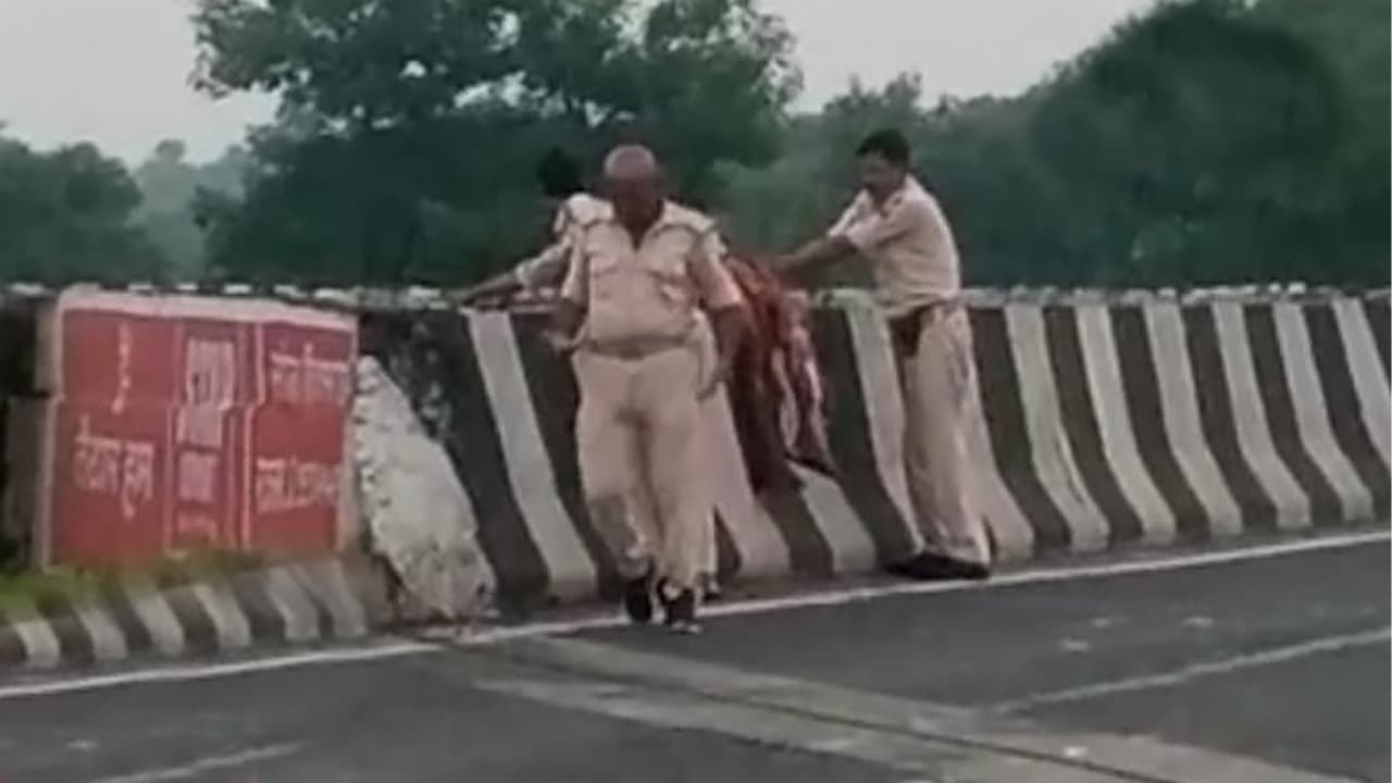 मुजफ्फरपुर : नदी में शव फेंकनेवाले दोषी तीनों पुलिसकर्मी सस्पेंड, वायरल वीडियो की जांच के बाद हुई कार्रवाई
