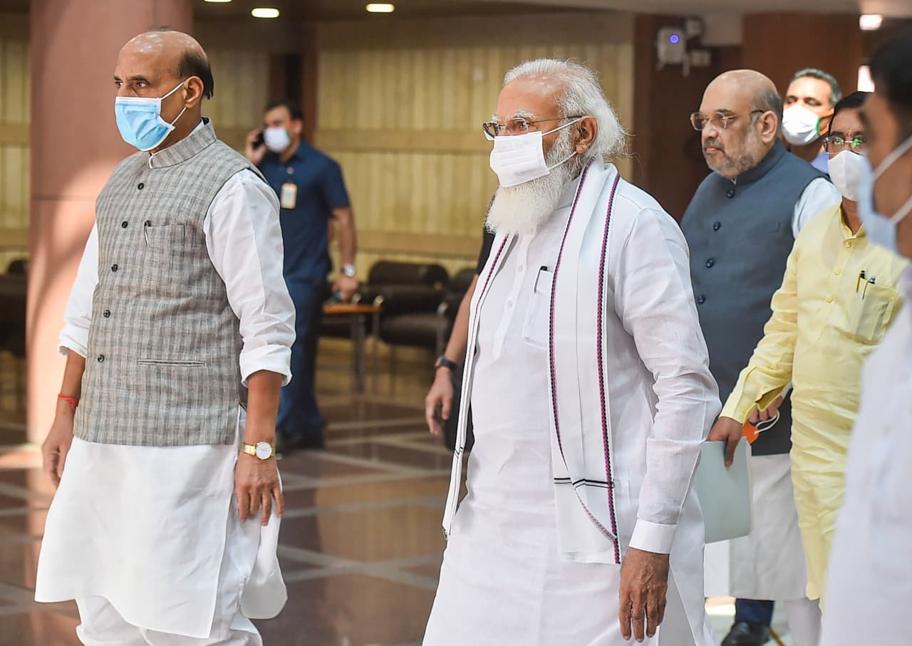 BJP Meeting: सदन में 'पेपर फाड़ने' और 'पापड़ी चाट' वाले बयान पर PM Modi नाराज, कहा- ये जनता का अपमान