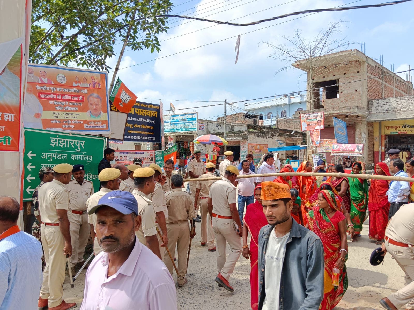 PHOTOS: बिहार के झंझारपुर में अमित शाह को सुनने उमड़ी भीड़, मंच पर भाजपा के दिग्गजों की भी तस्वीरें देखिए..