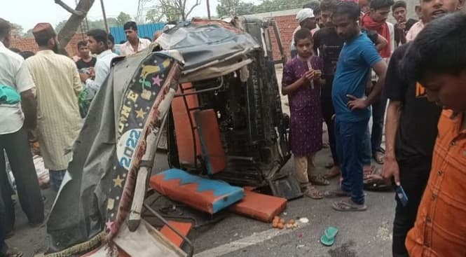 सीतामढ़ी में ऑटो पर चढ़ा ट्रक, सात की मौत, गुस्साये लोगों ने ट्रक फूंका, पुलिस को खदेड़ा