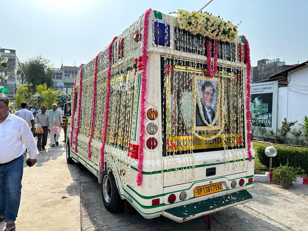 PHOTO: नम आंखों के बीच पंचतत्व में विलीन हुए बिंदेश्वर पाठक, लोधी रोड स्थित शमशान घाट पर हुआ अंतिम संस्कार