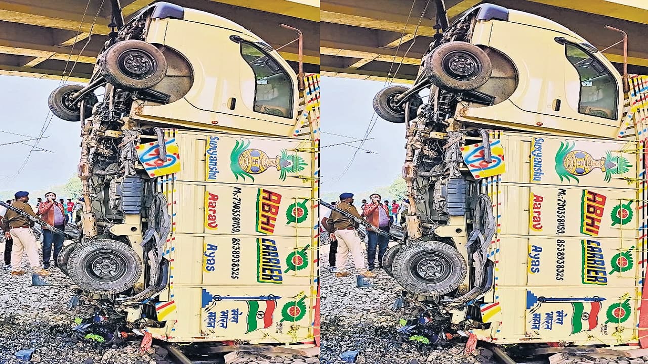 Bihar News: मधुबनी में फ्लाइओवर पर बस से टक्कर के बाद ट्रैक पर गिरा पिकअप, हाइटेंशन तार पर लटका