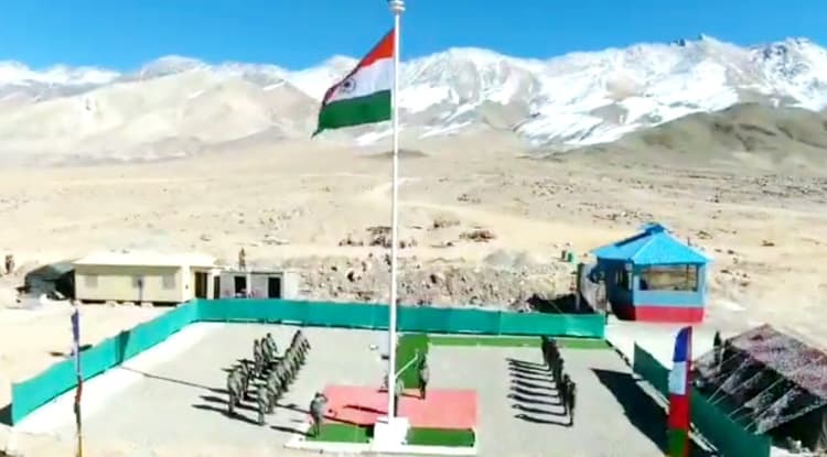 लद्दाख में 15000 फुट की ऊंचाई पर हानले घाटी के सामने भारतीय सेना ने फहराया विशालकाय तिरंगा झंडा