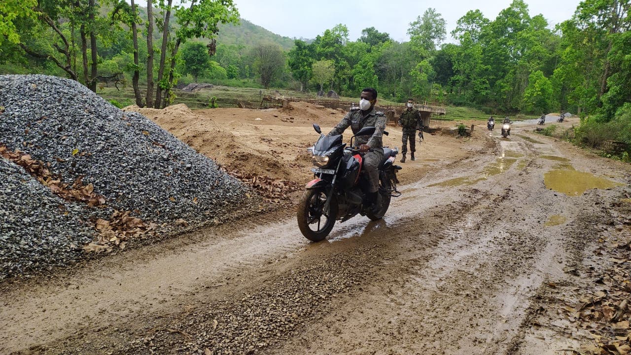 नक्सलियों की मांद में बाइक से घुसे एसपी, कहा : नक्सली व कोरोना दोनों से है पुलिस की जंग