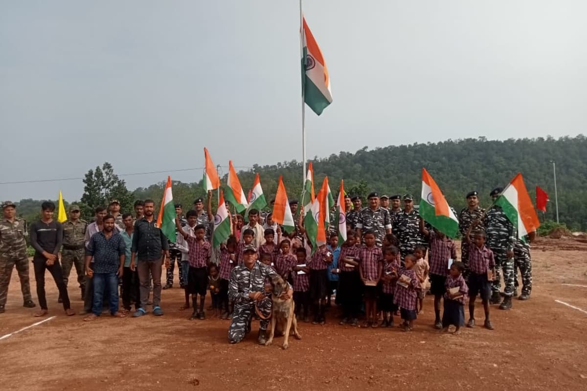 कभी माओवादियों की थी दहशत, झारखंड के बूढ़ा पहाड़ पर पहली बार शान से लहराया तिरंगा, ग्रामीणों के खिले चेहरे