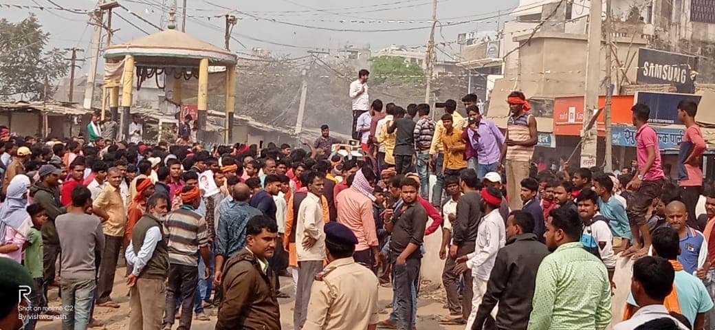 Sitamarhi News: बजरंग दल नेता की हत्या के बाद ग्रामीणों में उबाल, बाजार बंद और भारी बवाल, दंगा निरोधी दस्ता तैनात