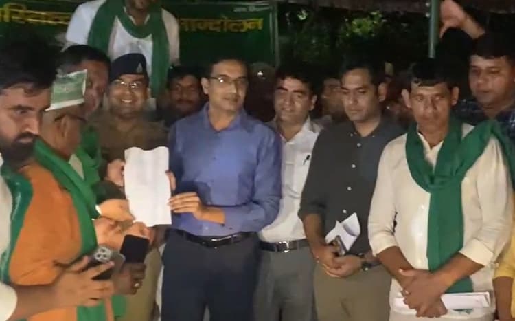 नोएडा प्राधिकरण सीईओ लोकेश एम किसानों के पास पहुंचे, लंबी बात चली और तीन महीने से चल रहा धरना हो गया स्थगित