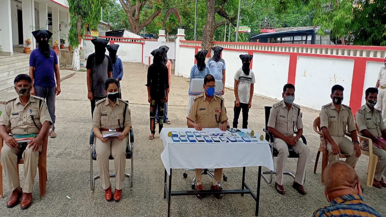 Jharkhand Cyber Crime News : साइबर क्रिमिनल का सेफ जोन बना देवघर, कस्टमर सर्विस ऑफिसर बन कर लोगों को बनाते ठगी का शिकार Jharkhand Cyber Crime News : साइबर क्रिमिनल का सेफ जोन बना देवघर, कस्टमर सर्विस ऑफिसर बन कर लोगों को बनाते ठगी का शिकार