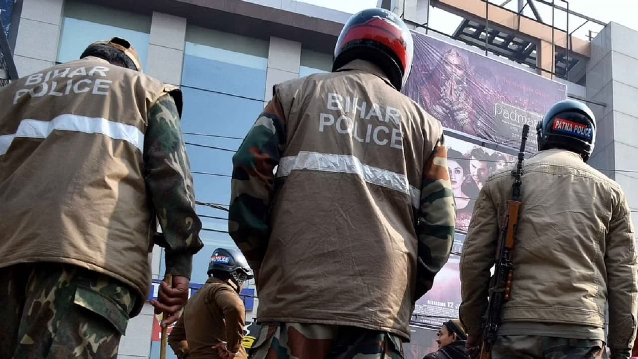 BPSC Paper Leak: बीपीएससी 67वीं PT परीक्षा 5 घंटे बाद ही रद्द, इओयू ने शुरू की जांच, जानें कब क्या हुआ BPSC Paper Leak: बीपीएससी 67वीं PT परीक्षा 5 घंटे बाद ही रद्द, इओयू ने शुरू की जांच, जानें कब क्या हुआ