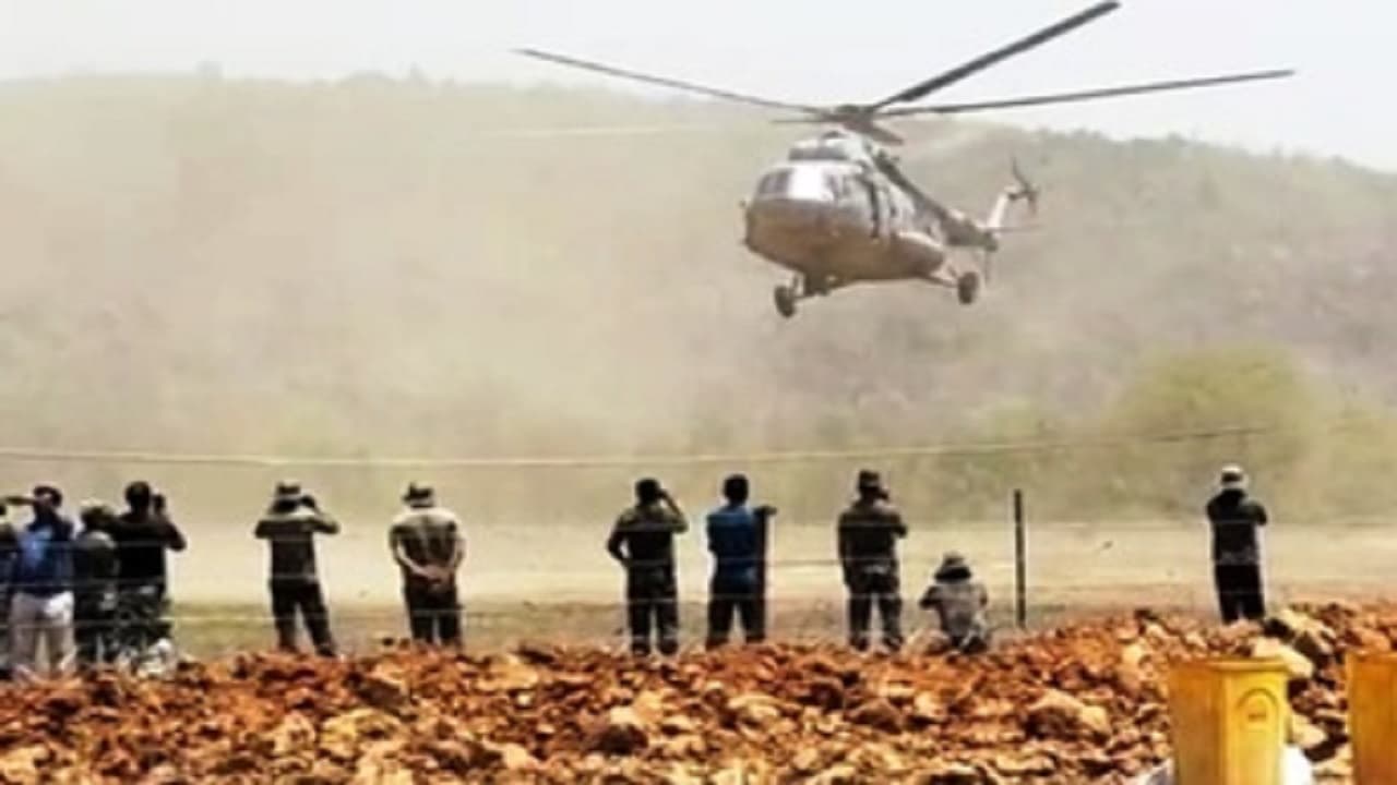 Bihar News: नक्सलियों पर नकेल कसने की तैयारी, सेना के हेलीकॉप्टर ने भीमबांध व पैसरा में किया मॉक ड्रिल Bihar News: नक्सलियों पर नकेल कसने की तैयारी, सेना के हेलीकॉप्टर ने भीमबांध व पैसरा में किया मॉक ड्रिल