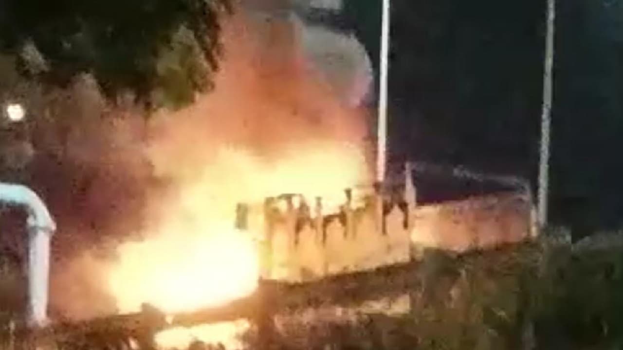 आगरा में लोगों से भरा लोडिंग ऑटो में लगी भीषण आग, कुछ ही मिनटों में जलकर हुआ राख