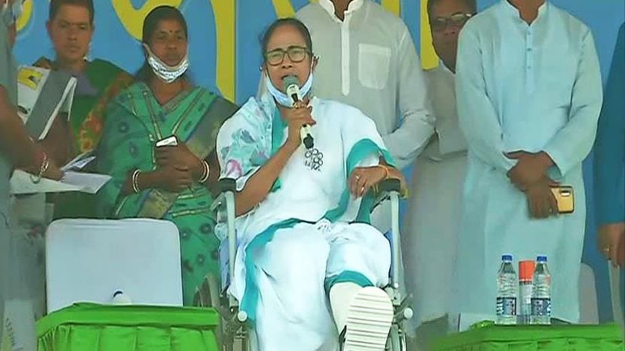 चुनावी मंच से ममता का PM मोदी के लिए अभद्र भाषा का प्रयोग, सोशल मीडिया पर वीडियो वायरल चुनावी मंच से ममता का PM मोदी के लिए अभद्र भाषा का प्रयोग, सोशल मीडिया पर वीडियो वायरल