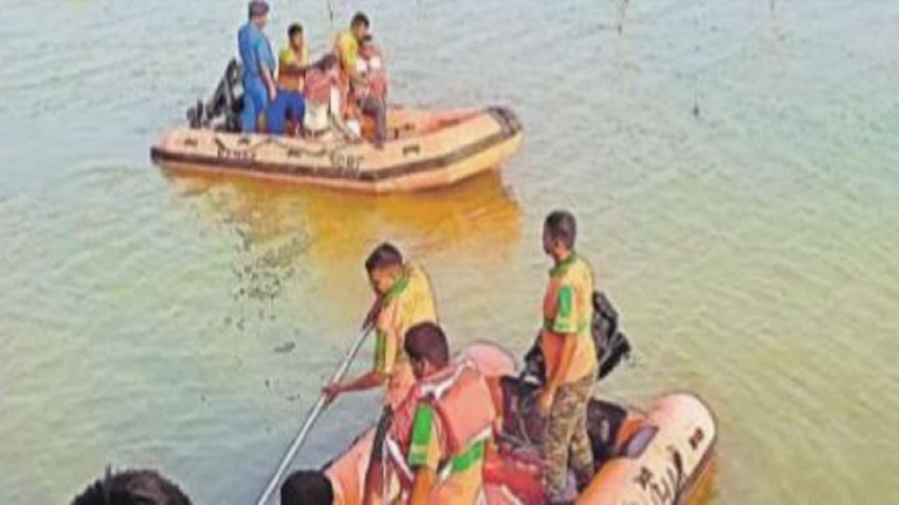 Bihar News: एनडीआरएफ को प्रशासन नहीं दे पाया बड़ा क्रेन, कटिहार में डूबे ट्रकों को निकालने का काम रुका