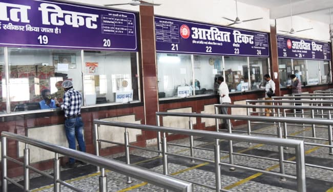 पटना जंक्शन व अन्य स्टेशनों पर लाइन लगने की झंझट खत्म, मशीन से जानें टिकट व ट्रेन में सीटों की जानकारी
