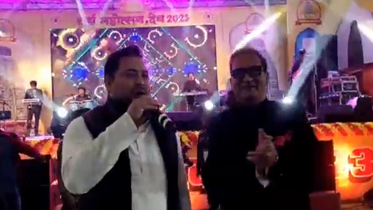 Video: औरंगाबाद में गायक बने तेजस्वी यादव, बिहार के डिप्टी सीएम ने सूर्य महोत्सव में गाना गाकर लूटी महफिल