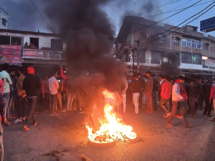 सीवान में युवक की हत्या से फूटा जनाक्रोश, सड़क पर आगजनी, जाम में फंसे बाराती