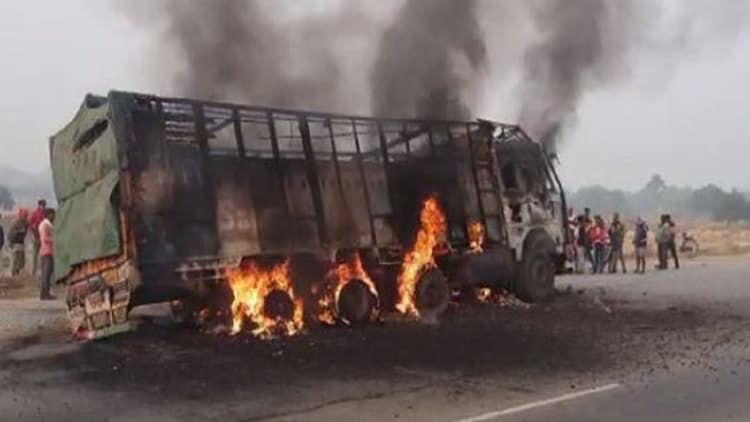 सासाराम में भीषण सड़क हादसा, ट्रक ने दो बाइक सवार युवकों को कुचला, GT रोड पर लगा जाम