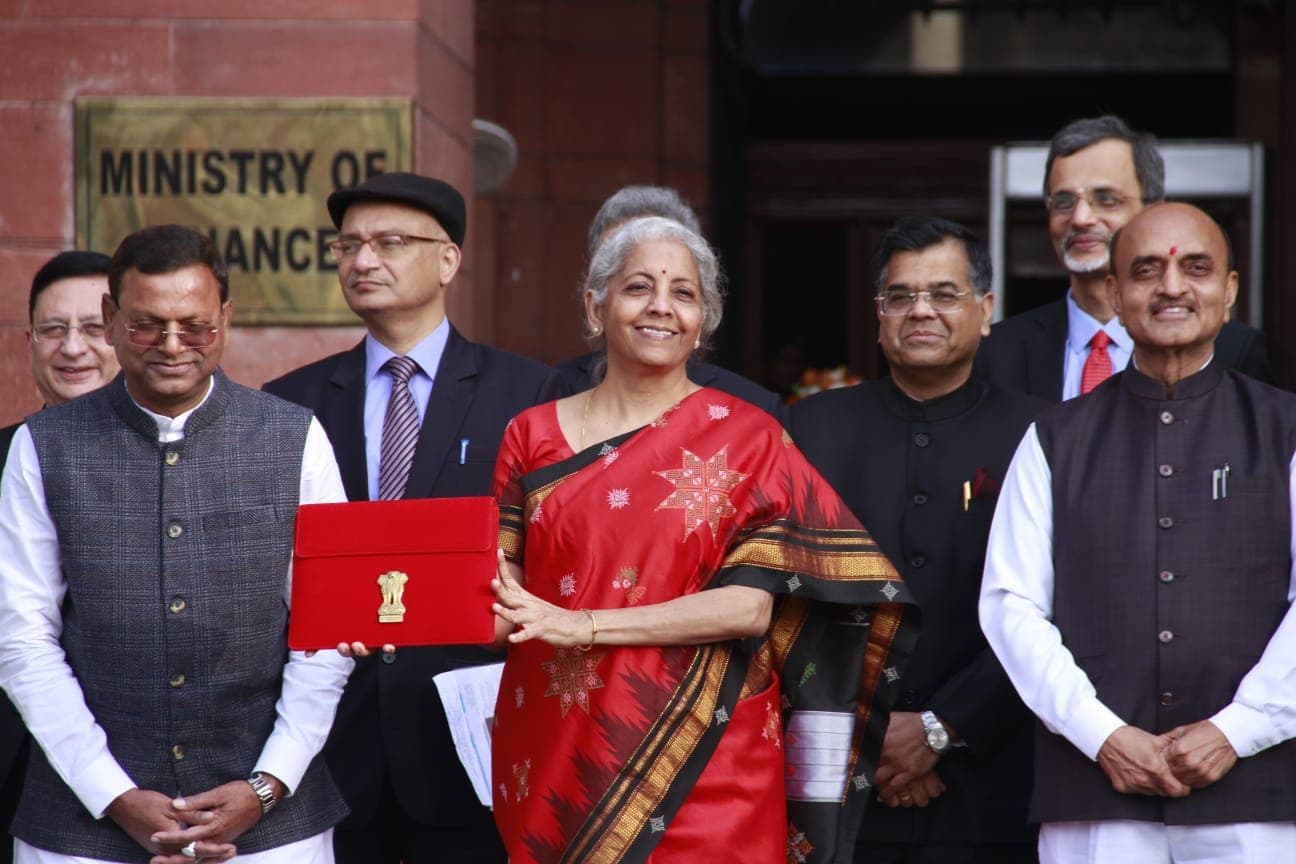 बजट पेश करने संसद पहुंचीं वित्त मंत्री निर्मला सीतारमण, लाल साड़ी में आयीं नजर, फोटो देखें बजट पेश करने संसद पहुंचीं वित्त मंत्री निर्मला सीतारमण, लाल साड़ी में आयीं नजर, फोटो देखें