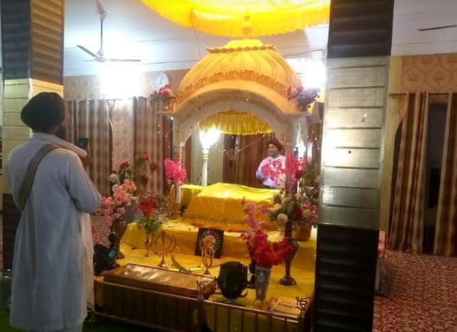 कोरोना से स्वास्थ्य लाभ के लिए गुरुद्वारा तेग बहादुर गांधीग्राम में रविंद्र आनंद के समर्थकों ने कराया पाठ एवं अरदास:आप