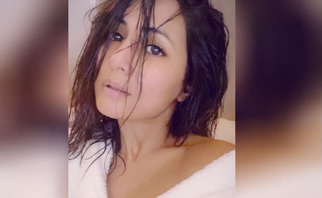 व्हाइट बाथरोब में नजर आईं हिना खान, गीली जुल्फों में दिखा एक्ट्रेस का कातिलाना अंदाज, आपने देखा क्या?