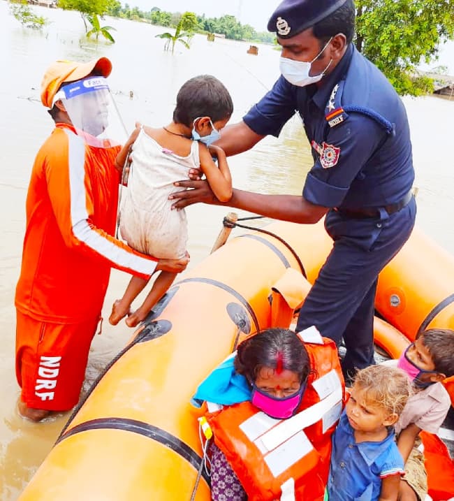 NDRF рдХреА 12 рдЬрд┐рд▓реЛрдВ рдореЗрдВ рддреИрдирд╛рдд 21 рдЯреАрдореЛрдВ рдиреЗ рдмрд╛рдврд╝ рдореЗрдВ рдлрдВрд╕реЗ рдорд╣рд┐рд▓рд╛рдУрдВ, рдмрдЪреНрдЪреЛрдВ, рдмреВрдврд╝реЛрдВ рд╕рдореЗрдд 800 рд╕реЗ рдЬреНрдпрд╛рджрд╛ рд▓реЛрдЧреЛрдВ рдХреЛ рдирд┐рдХрд╛рд▓рд╛