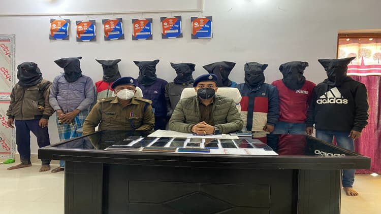 साइबर पुलिस ने देवघर के करौं से 3 भाइयों समेत 9 साइबर क्रिमिनल्स को किया गिरफ्तार,जानें कैसे करते हैं ठगी