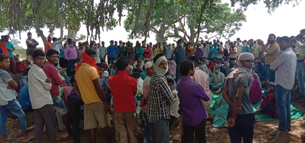 विधायक अंबा प्रसाद के सामने उड़ी सोशल डिस्टेंसिंग की धज्जियां, जनसभा में सैकड़ों लोग हुए शामिल