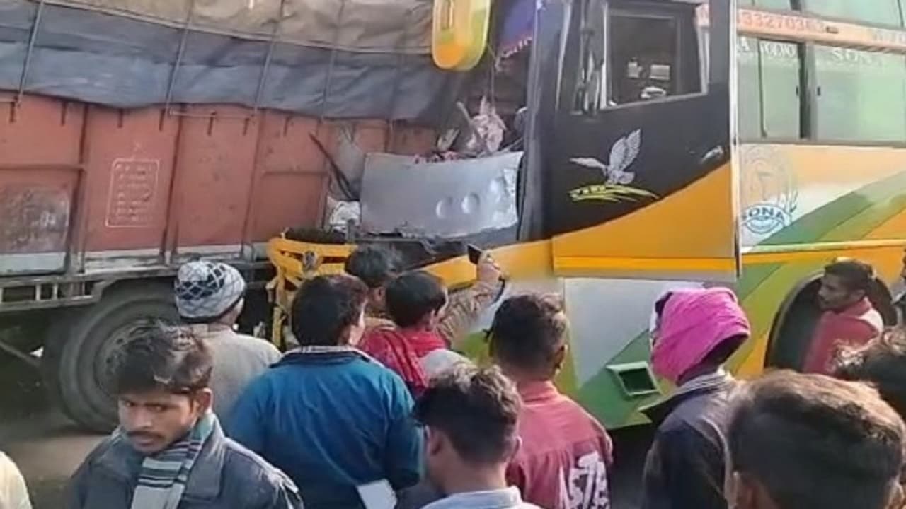 कैमूर: कोलकाता से भारत भ्रमण पर निकली यात्रियों से भरी बस और ट्रक में भिड़ंत, चालक की मौत, 35 लोग घायल