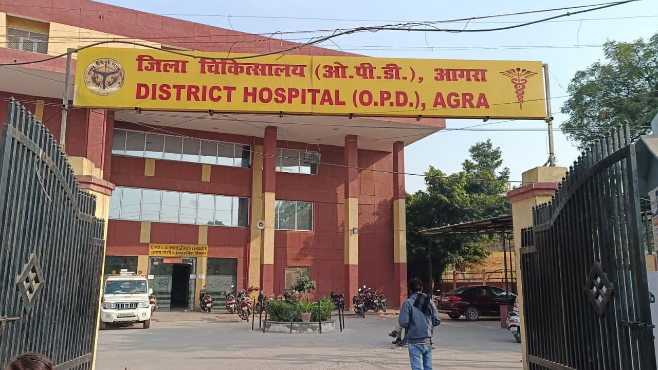 आगरा के जिला अस्पताल में मरीज को दिखाने के लिए नहीं लगानी पड़ेगी लाइन, क्यूआर कोड से दिखा सकेंगे मरीज