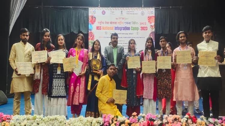 UP News: छत्रपति शाहूजी महाराज विवि की छात्राओं ने बंगाल में जीते मेडल, प्रतियोगिता में दिखी UP की संस्कृति