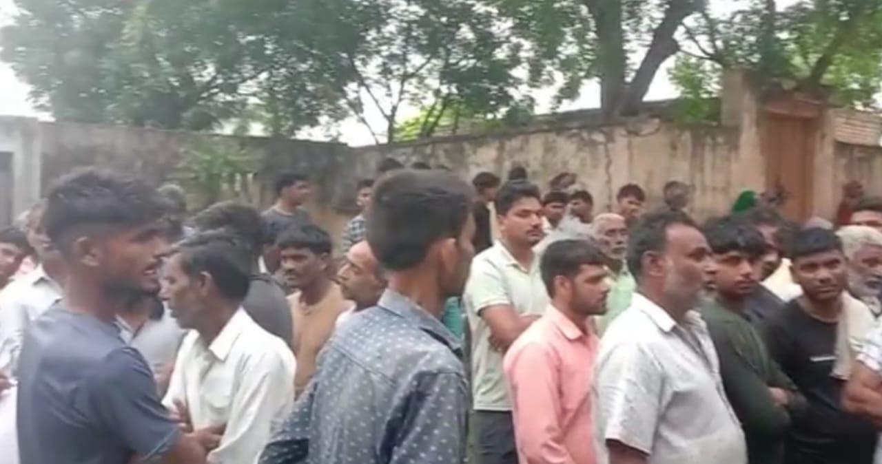 अलीगढ़ में युवक ने मां से कहा- अब जीना नहीं चाहता हूं, कनपटी पर तमंचे से गोली मारकर दे दी जान