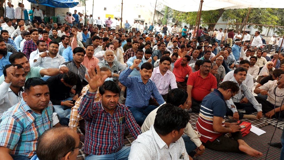 प्रदेश स्तर पर बिजली कर्मचारियों का हड़ताल जारी, कर्मियों ने कहा - मुख्यमंत्री हमारी मागों पर दें ध्यान